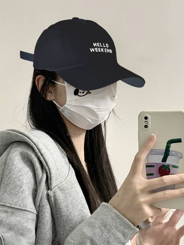The duck tongue cap girl, 2024, with a small face in the middle of the spring and summer, with a big head around the sun and a big baseball hat