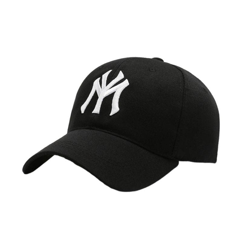 The duck tongue cap girl, 2024, with a small face in the middle of the spring and summer, with a big head around the sun and a big baseball hat