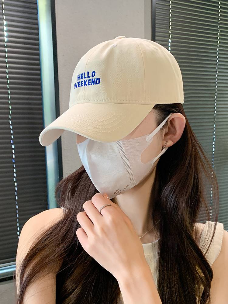 The duck tongue cap girl, 2024, with a little face in the middle of spring and summer, with a big head around the broad baseball hat girl who's sunscreened