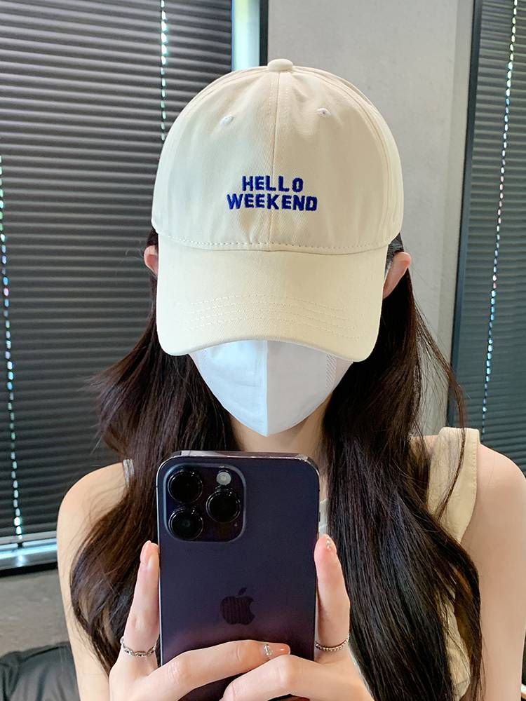 The duck tongue cap girl, 2024, with a little face in the middle of spring and summer, with a big head around the broad baseball hat girl who's sunscreened