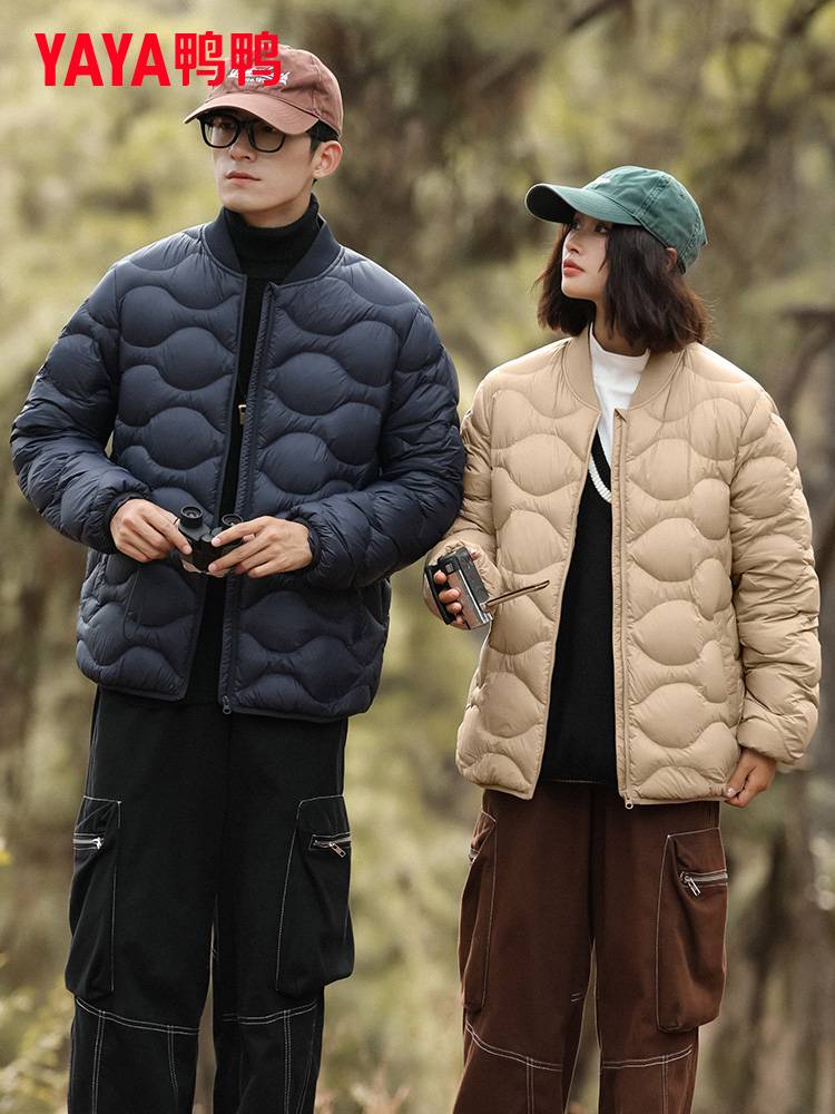 DUCK DUCK BASEBALL WITH A LIGHT VELVET DRESS FOR A MAN AND A WOMAN WHO SHARE AN OUTDOOR RECREATIONAL COUPLE IN A WINTER THIN JACKET HG