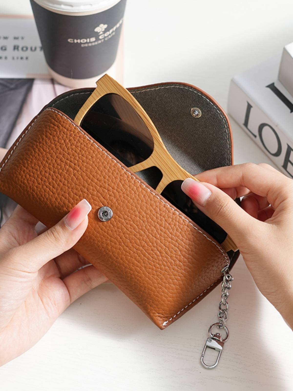 Template H buckle pressure glasses bag, portable sunglasses box storage bag men and women universal myopia glasses anti -protective cover