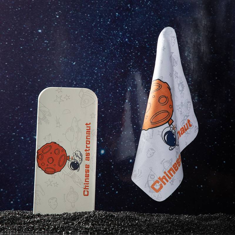 Chinese native white astronaut+same mirror cloth