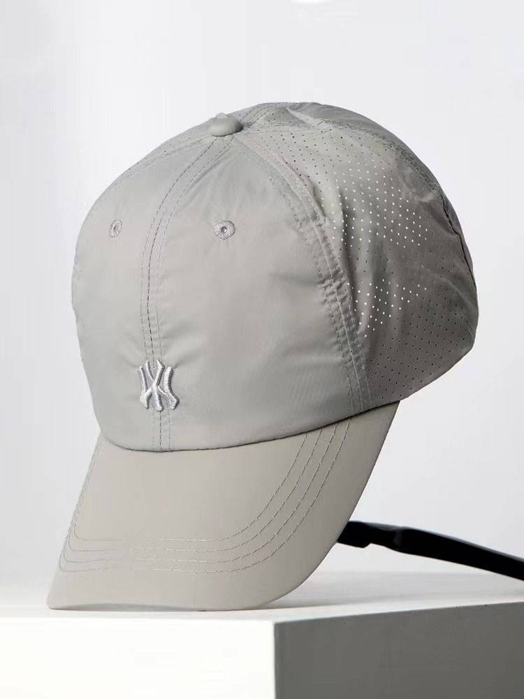 A new baseball cap with a dry and embroidered hat for a girl with an airnet eye for the summer sunscreen