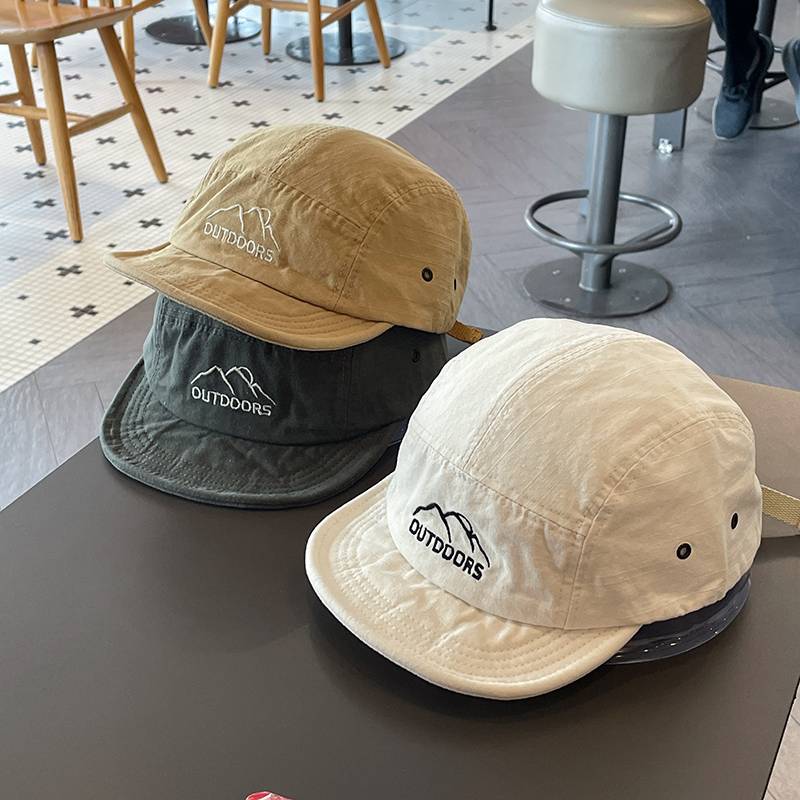High-quality day, short hat baseball hat girl, five lids on the street, duck tongue guy