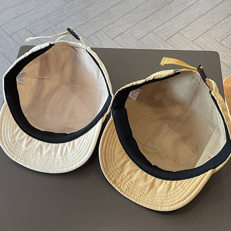 High-quality day, short hat baseball hat girl, five lids on the street, duck tongue guy