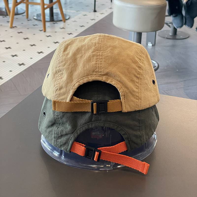 High-quality day, short hat baseball hat girl, five lids on the street, duck tongue guy