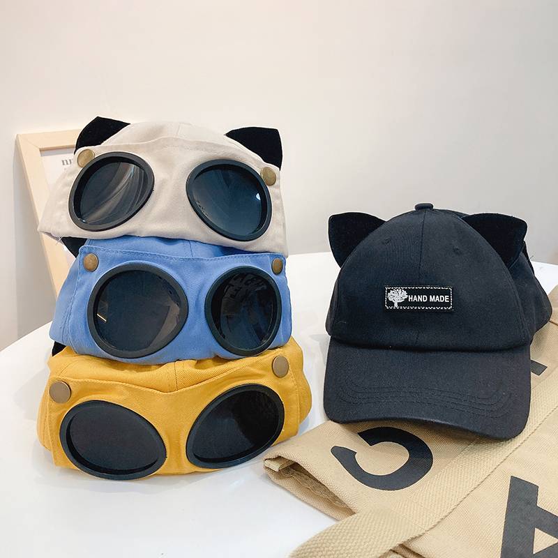 The pilot's eyeglass baseball hat, the cute cat's ear
