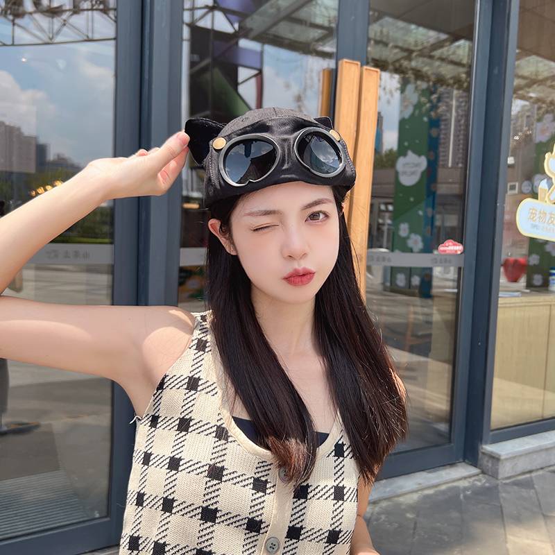 The pilot's eyeglass baseball hat, the cute cat's ear