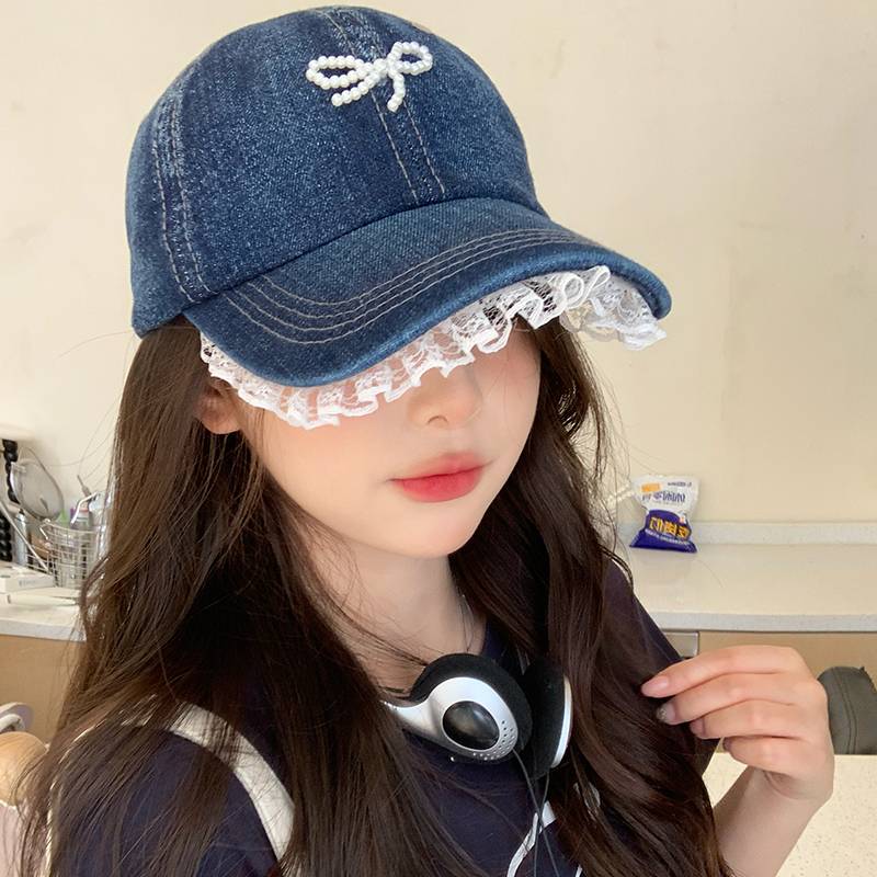 The Korean lace-side cowboy baseball cap girl with a big head around the face of a duck tongue cap and a pearl butterflies hat
