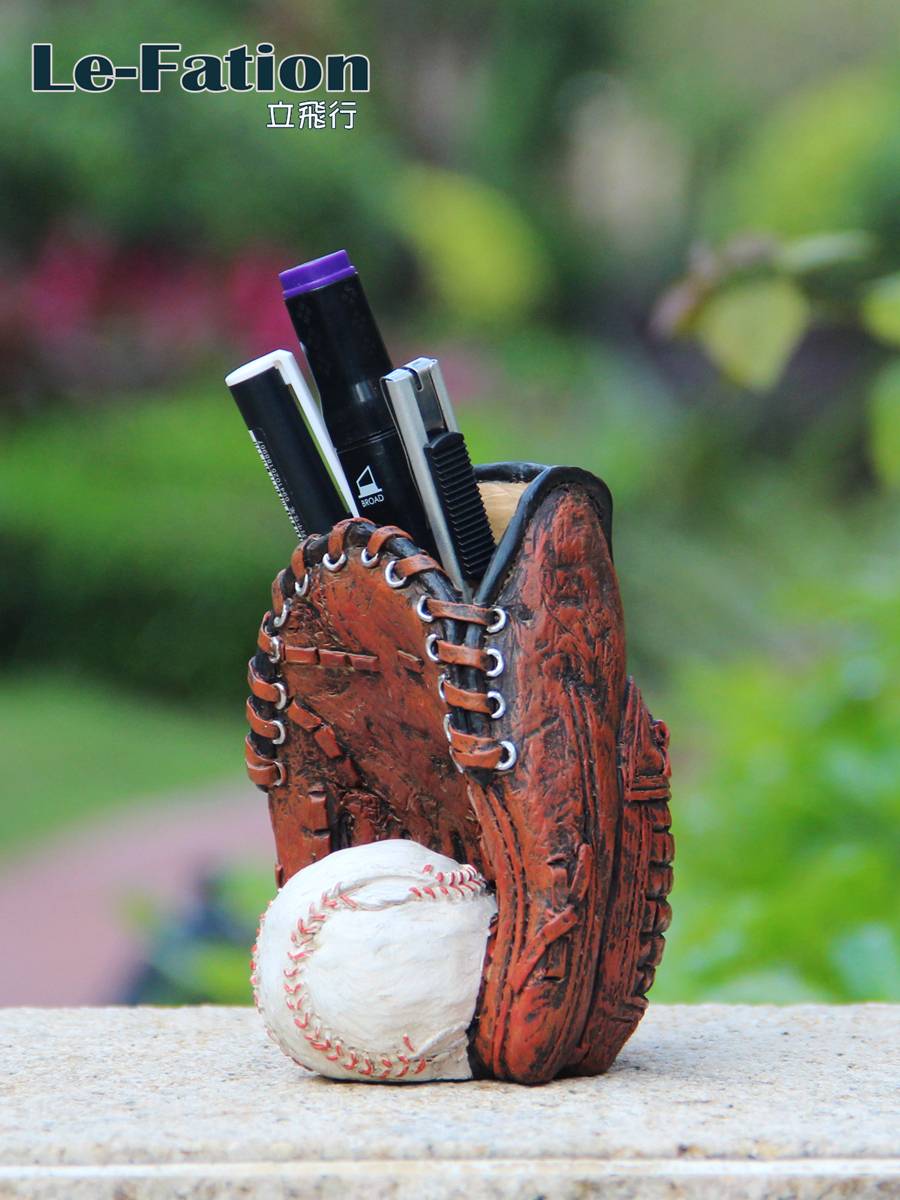 Creative three -dimensional relief custom baseball glove gift decoration pen holder competition commemorative birthday gift soft furnishings