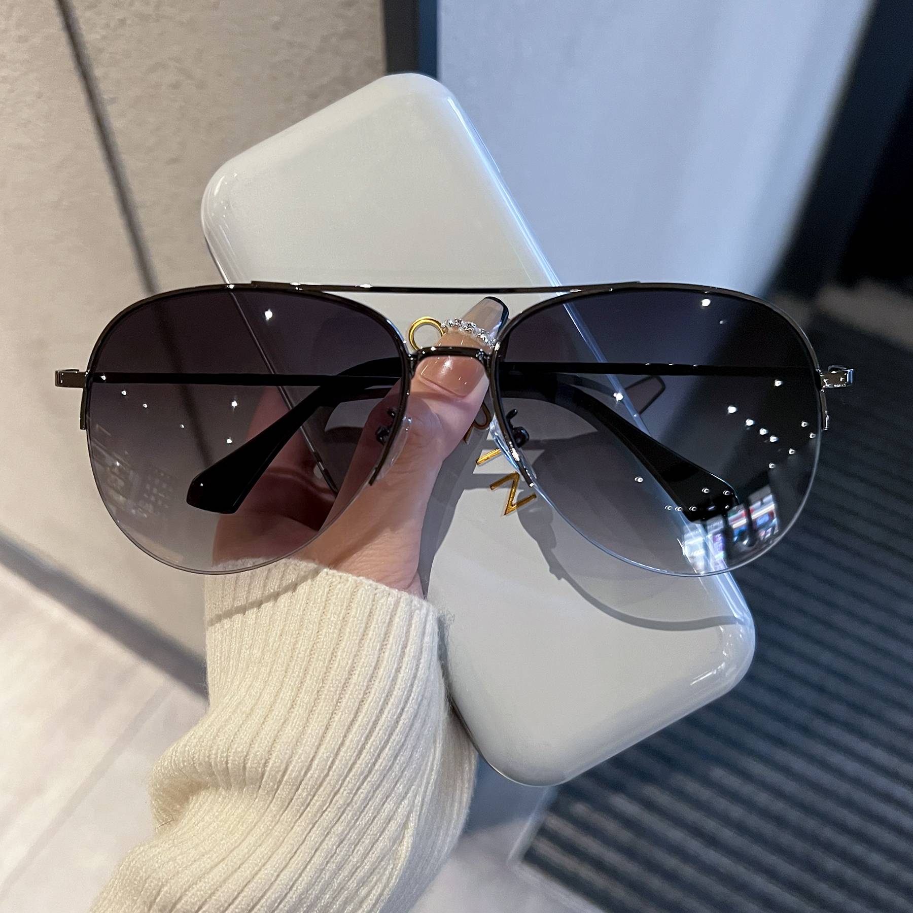 The pilot's sunglasses are the same toad mirror face driving a UV-proof half-box sunglasses