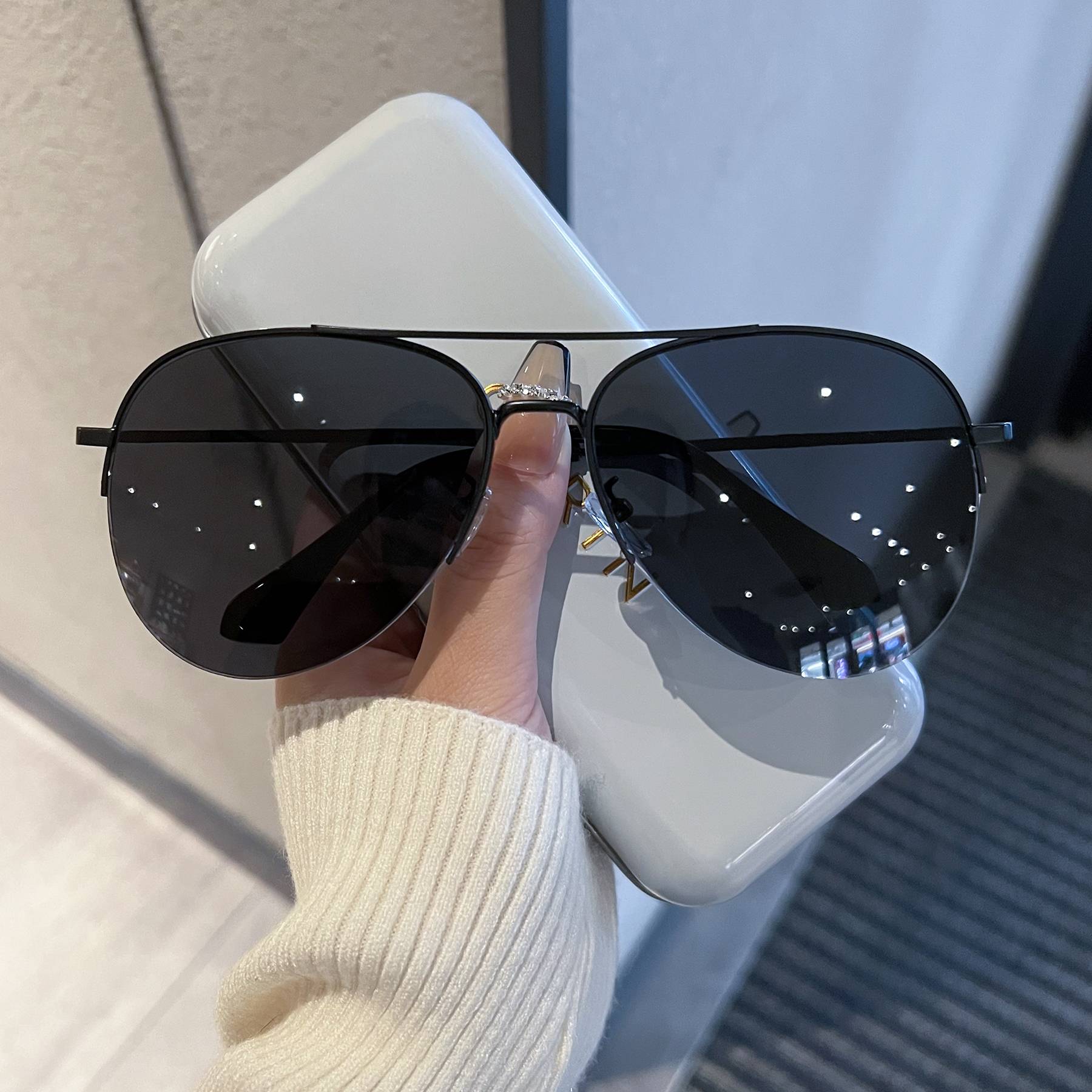 The pilot's sunglasses are the same toad mirror face driving a UV-proof half-box sunglasses