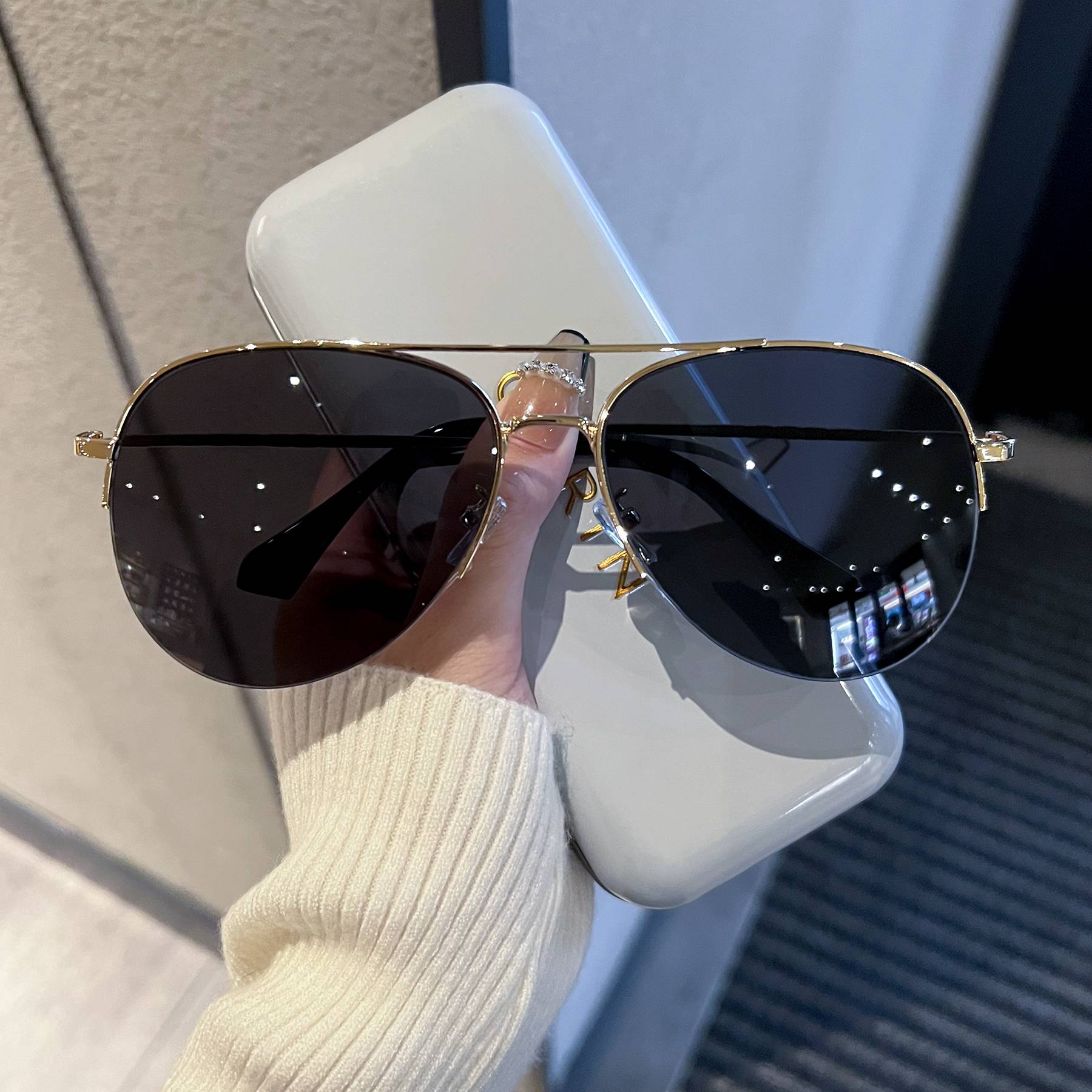 The pilot's sunglasses are the same toad mirror face driving a UV-proof half-box sunglasses