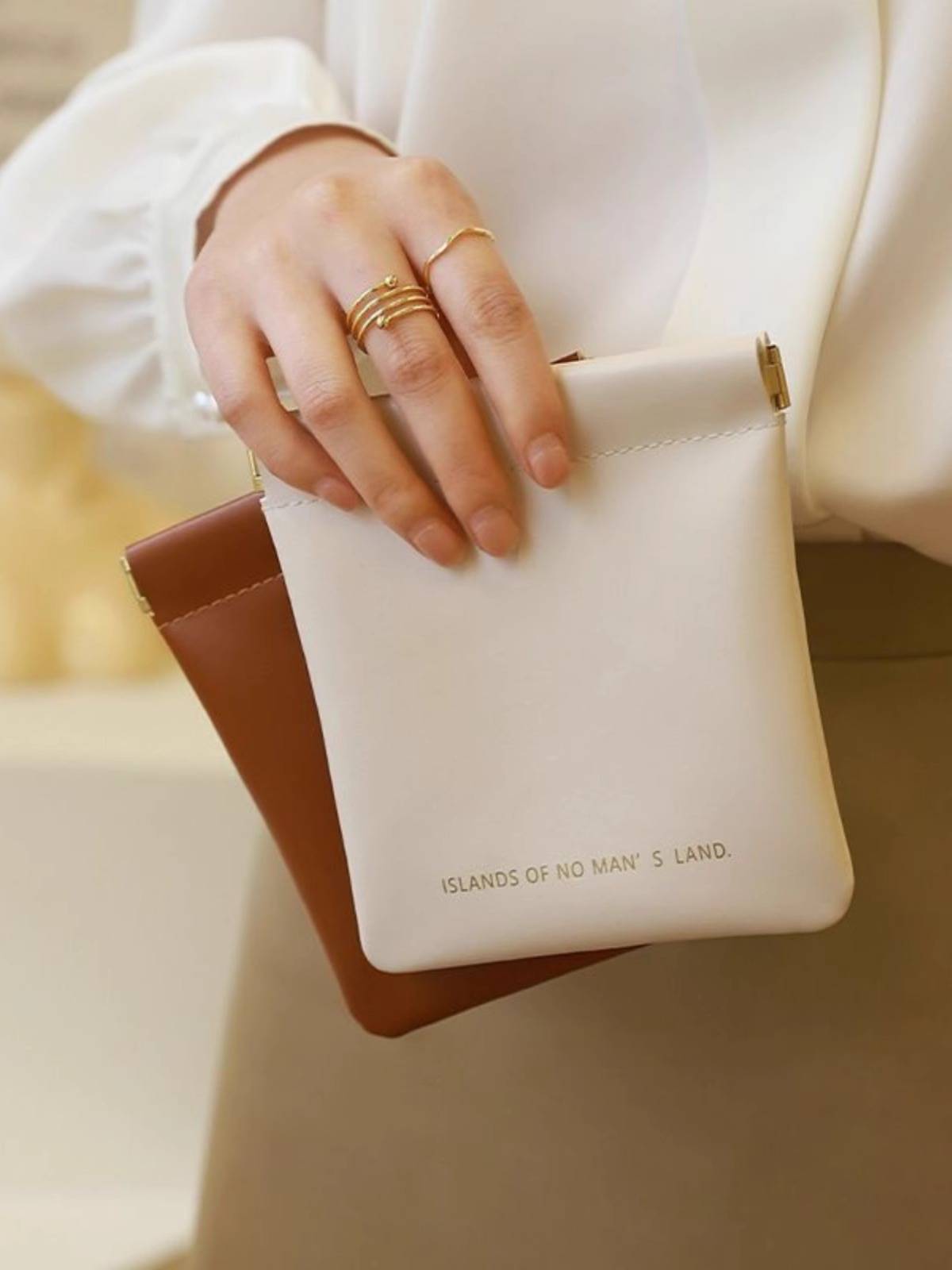 Cosmetic storage bag with automatic closed -closed sanitary napkin red envelope key data cable portable PU storage bag