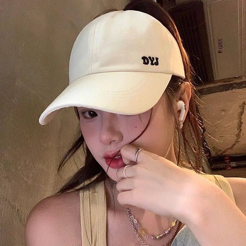Half -empty top baseball cap girl can ponytails, showing face, duckling hat, duckling hats