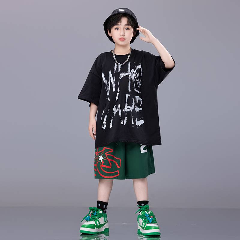 Black short sleeves+green shorts