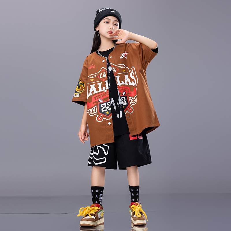 Black short -sleeved+coffee coat+black shorts