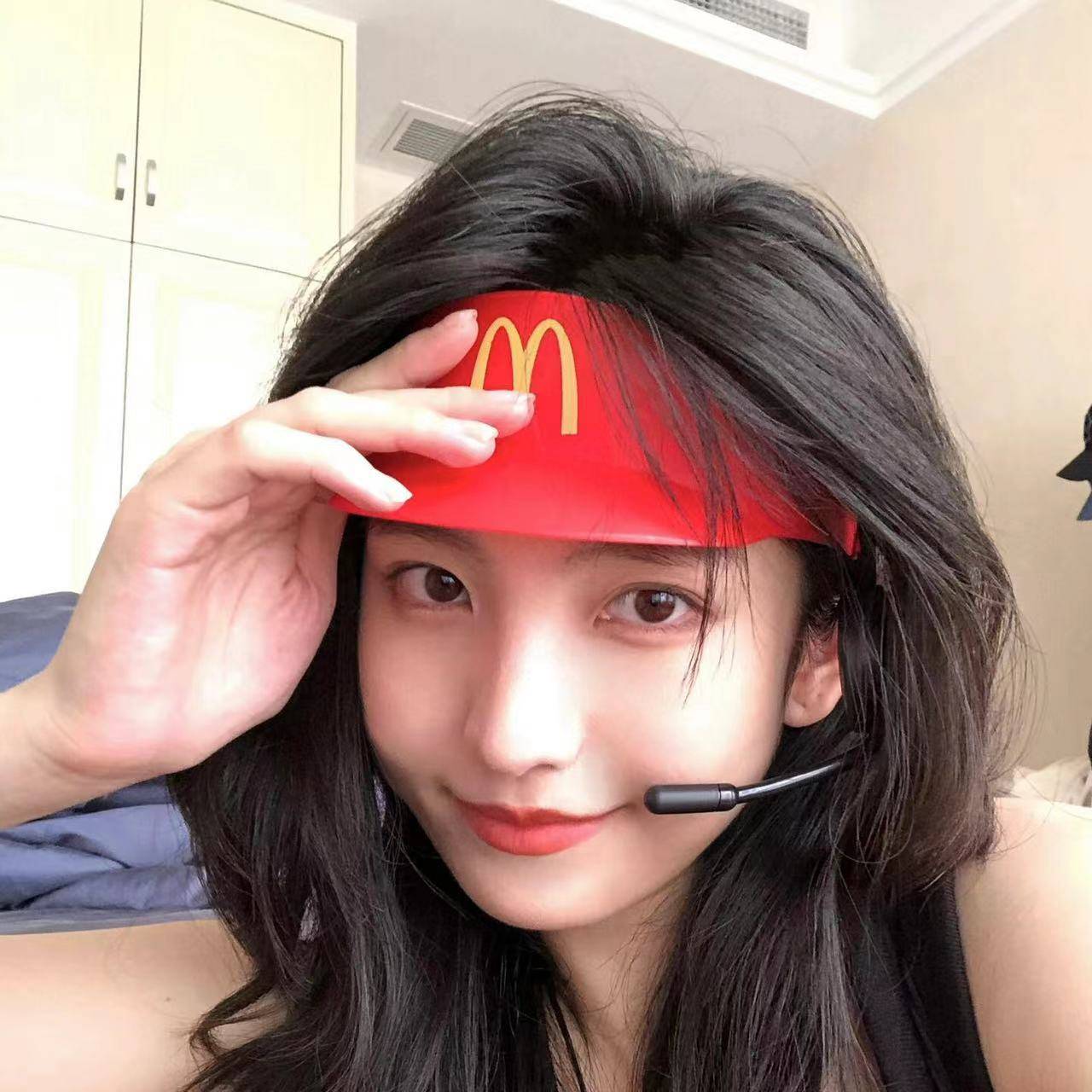 McDonald's job hat employee to talk to a radio shopkeeper about the McNuggets