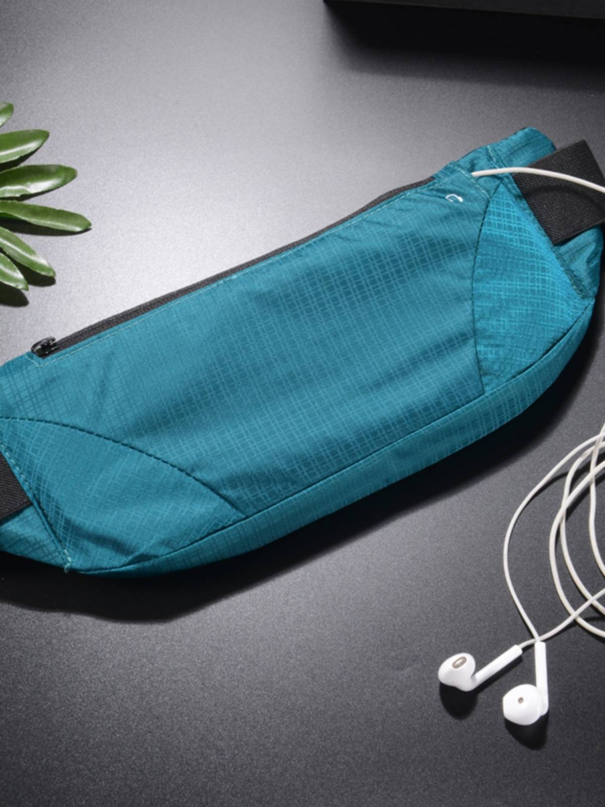 A running waist bag, a men's and women's sports phone, a multi-purpose water-proof marathon kit, with super light, super thin invisibility