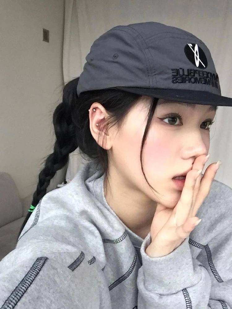 South Korean twilight, gray nylon, dry-dry-painted duck caps on the streets of the summer girls in baseball hats