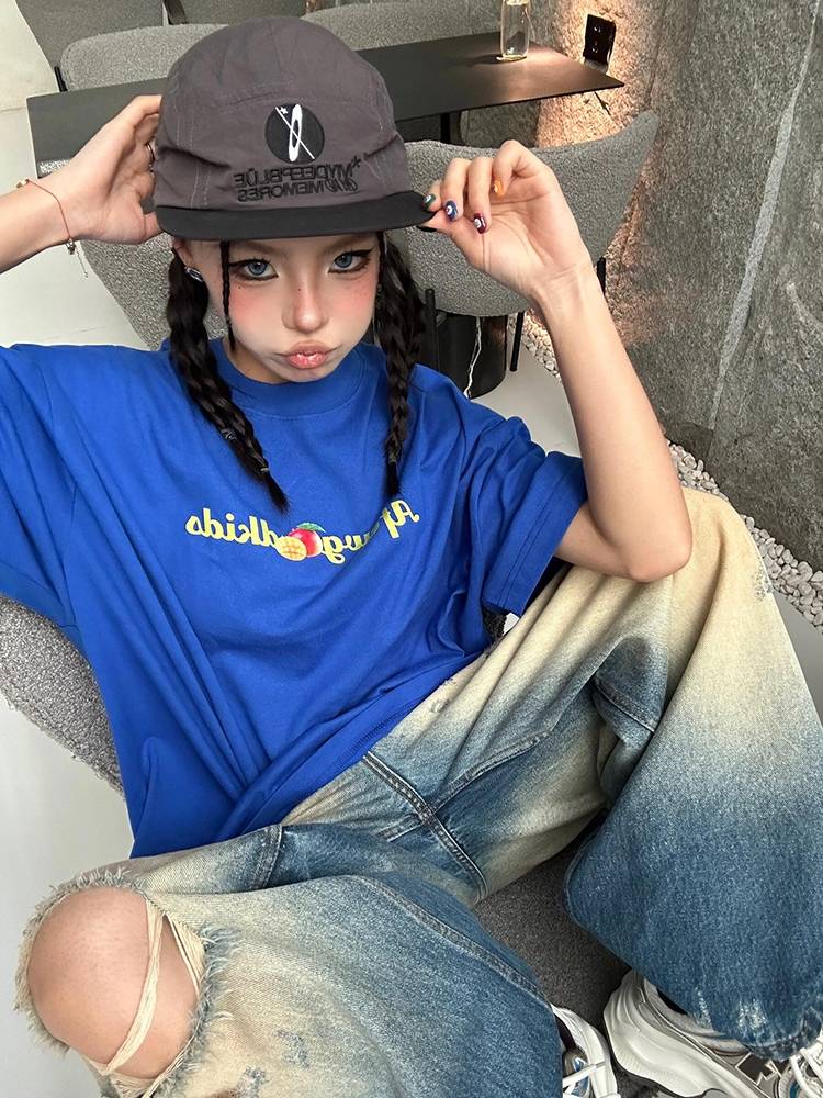 South Korean twilight, gray nylon, dry-dry-painted duck caps on the streets of the summer girls in baseball hats