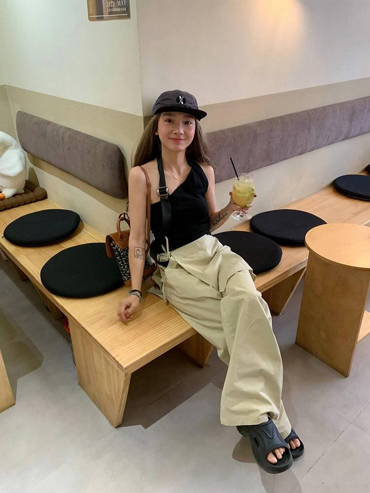 South Korean twilight, gray nylon, dry-dry-painted duck caps on the streets of the summer girls in baseball hats