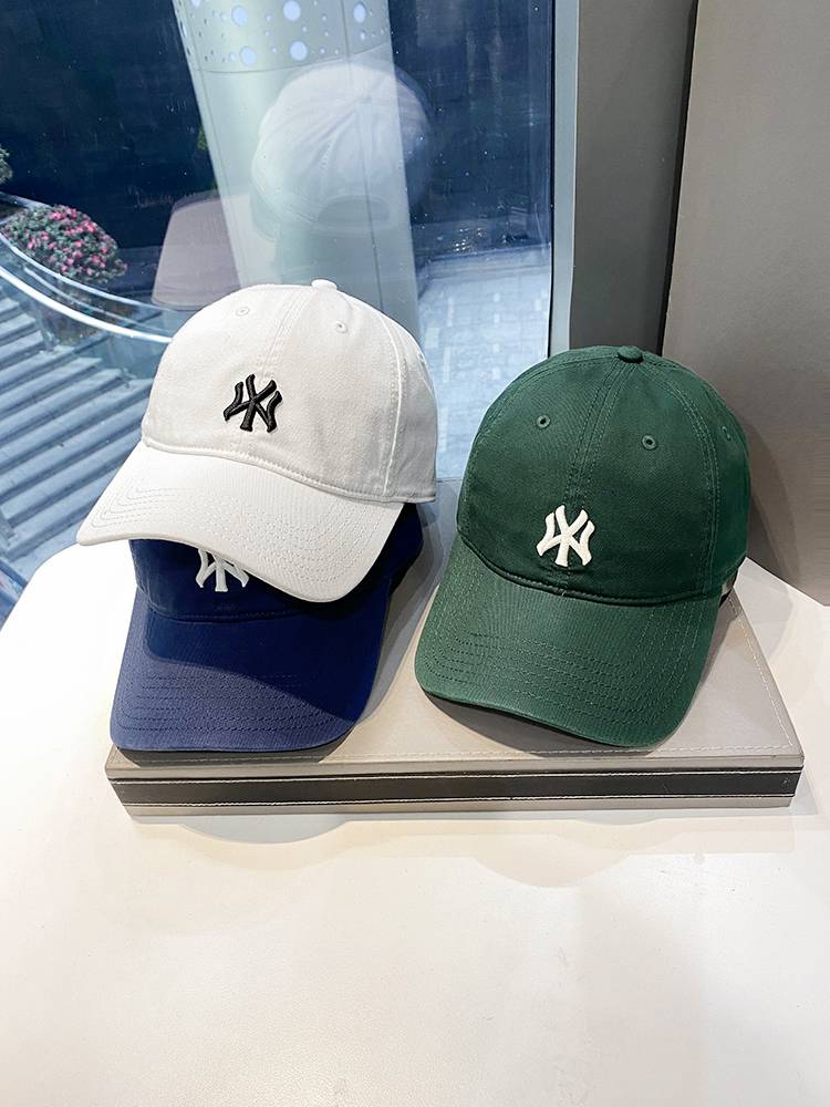 The Korean embroidered white baseball hat girl in the spring