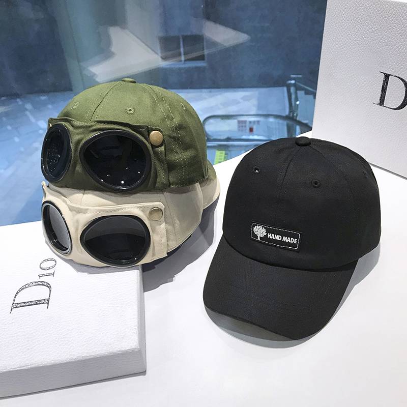 the pilot's hat, the man with the eyeglass duck tongue cap, the woman with the street personality in the korean version of the sunglasses