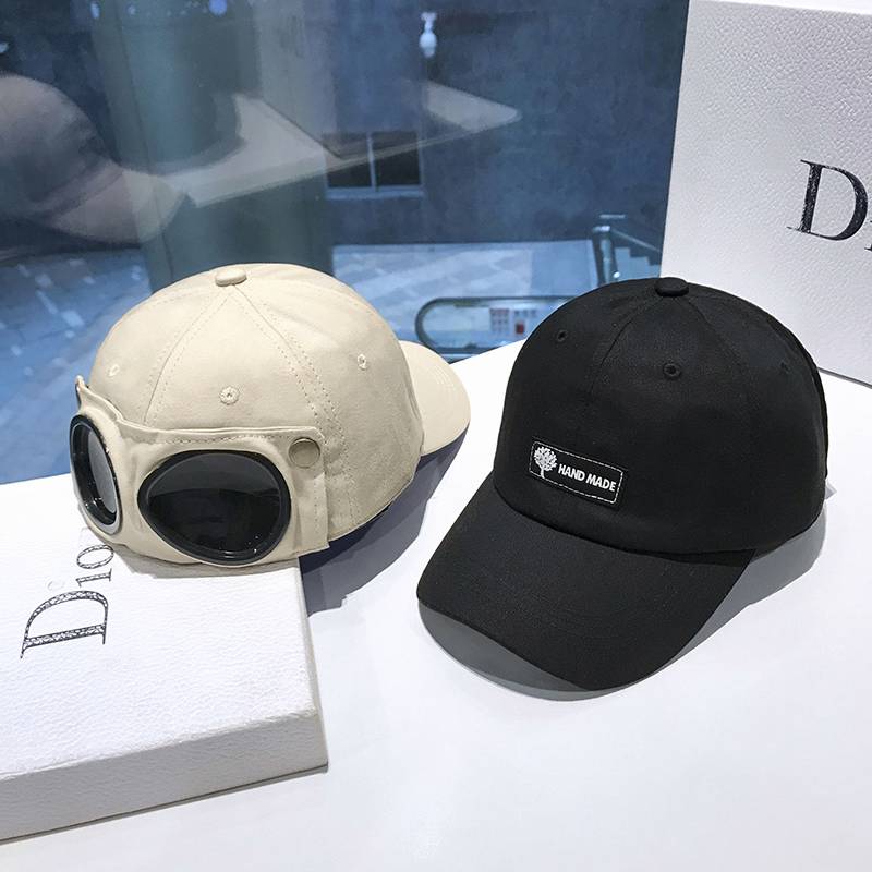 the pilot's hat, the man with the eyeglass duck tongue cap, the woman with the street personality in the korean version of the sunglasses
