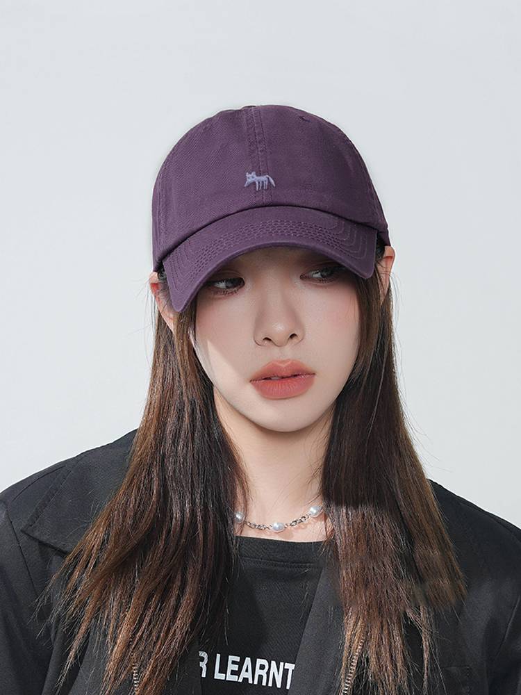 High-end baseball cap girl, with a little purple duck tongue cap on her face