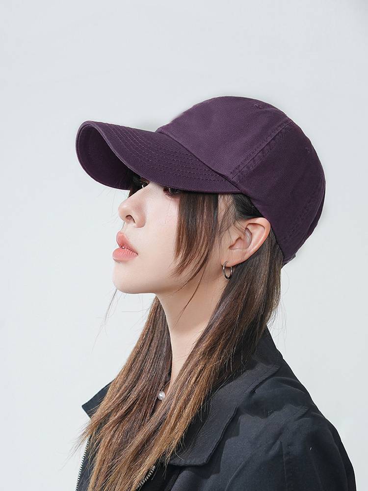 High-end baseball cap girl, with a little purple duck tongue cap on her face