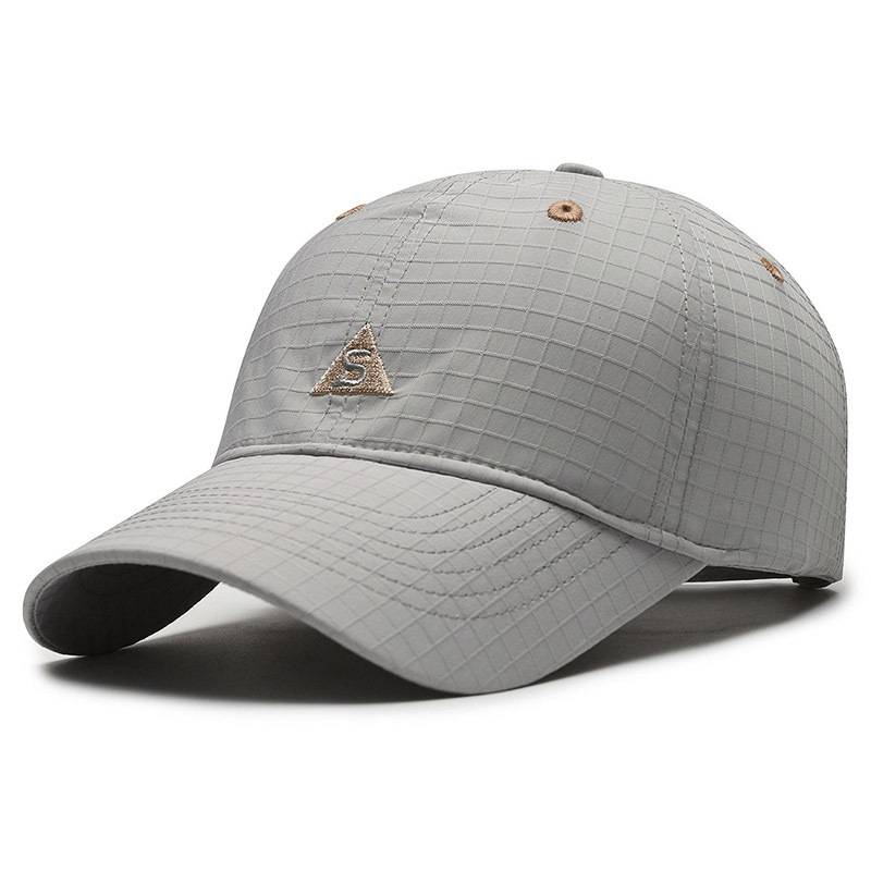 The new kid's baseball cap in the spring is a good time to play