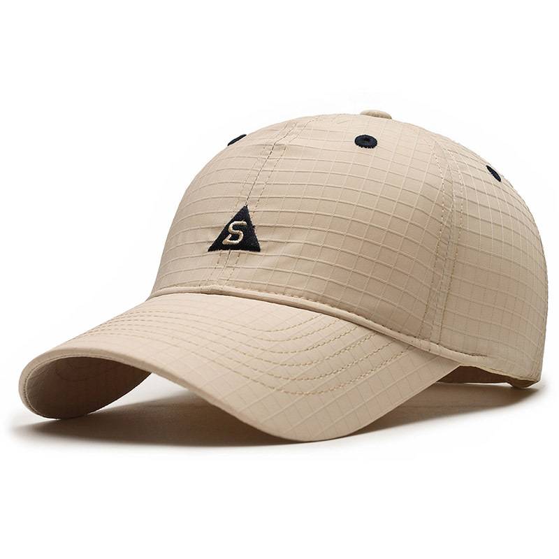 The new kid's baseball cap in the spring is a good time to play