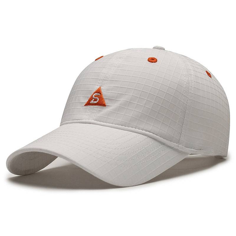 The new kid's baseball cap in the spring is a good time to play
