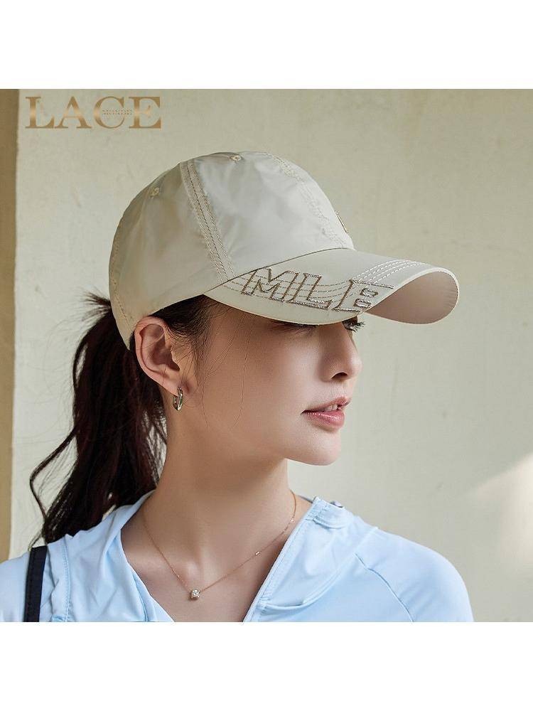 ♪ A man and a woman with a sunscreen hat ♪