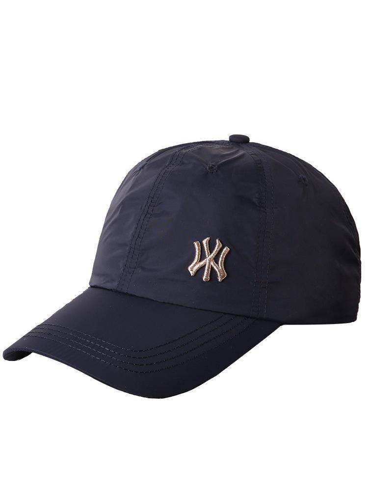 ♪ A man and a woman with a sunscreen hat ♪