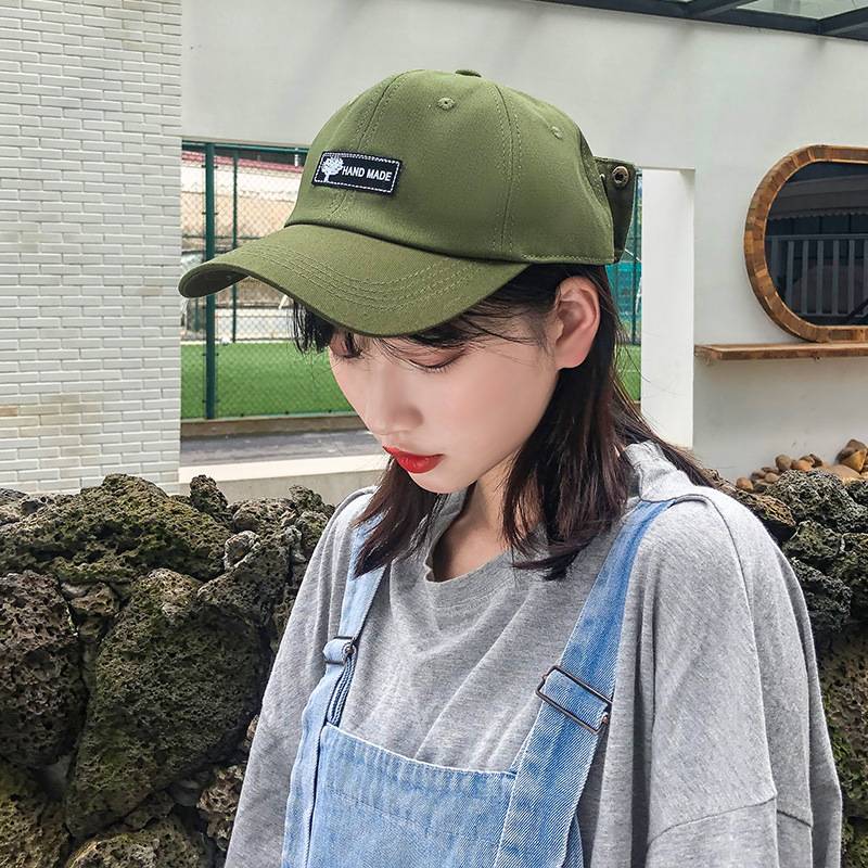 ♪ A pilot's hat and a duck tongue cap ♪