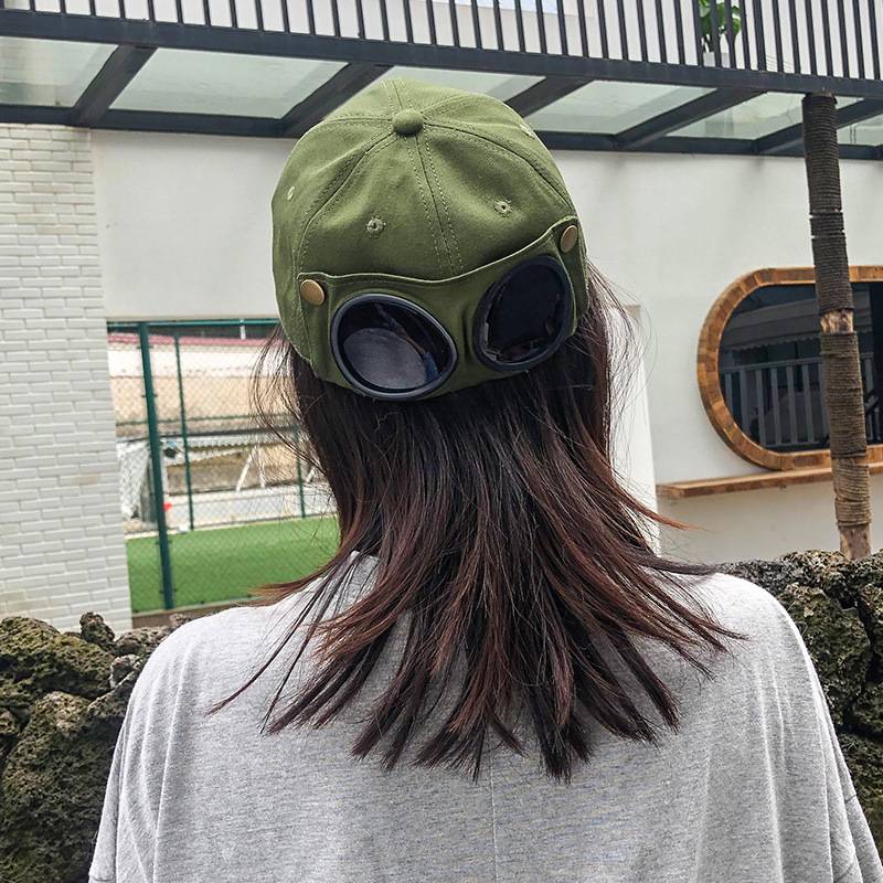 ♪ A pilot's hat and a duck tongue cap ♪