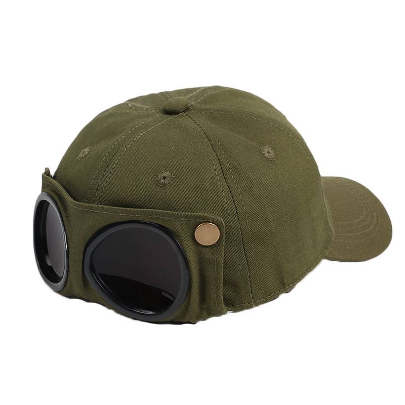 ♪ A pilot's hat and a duck tongue cap ♪