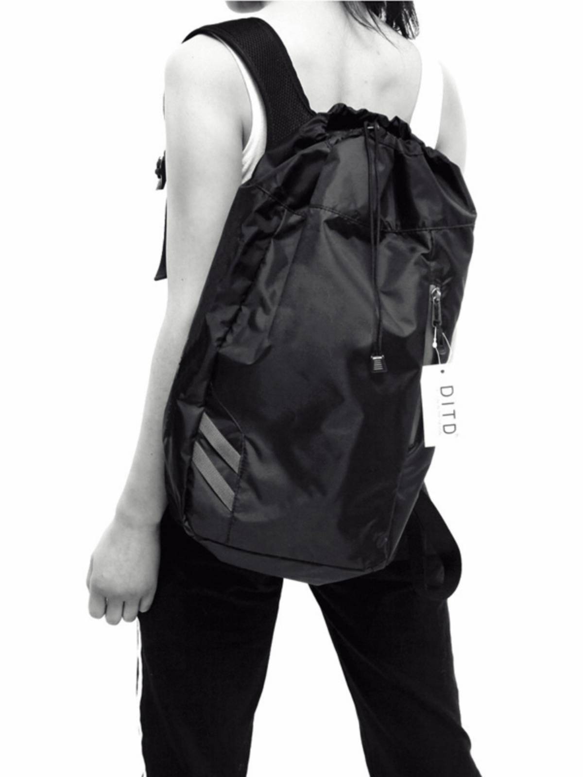 A sports bucket bag and a two-shoulder gym bag and a football bag and a rope bag and a badminton bag to swim