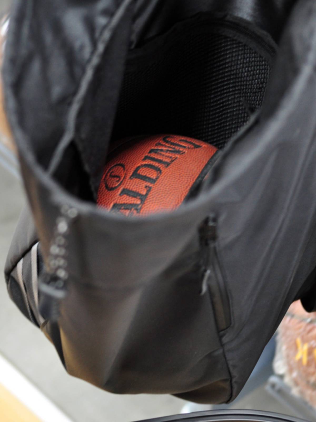 A sports bucket bag and a two-shoulder gym bag and a football bag and a rope bag and a badminton bag to swim