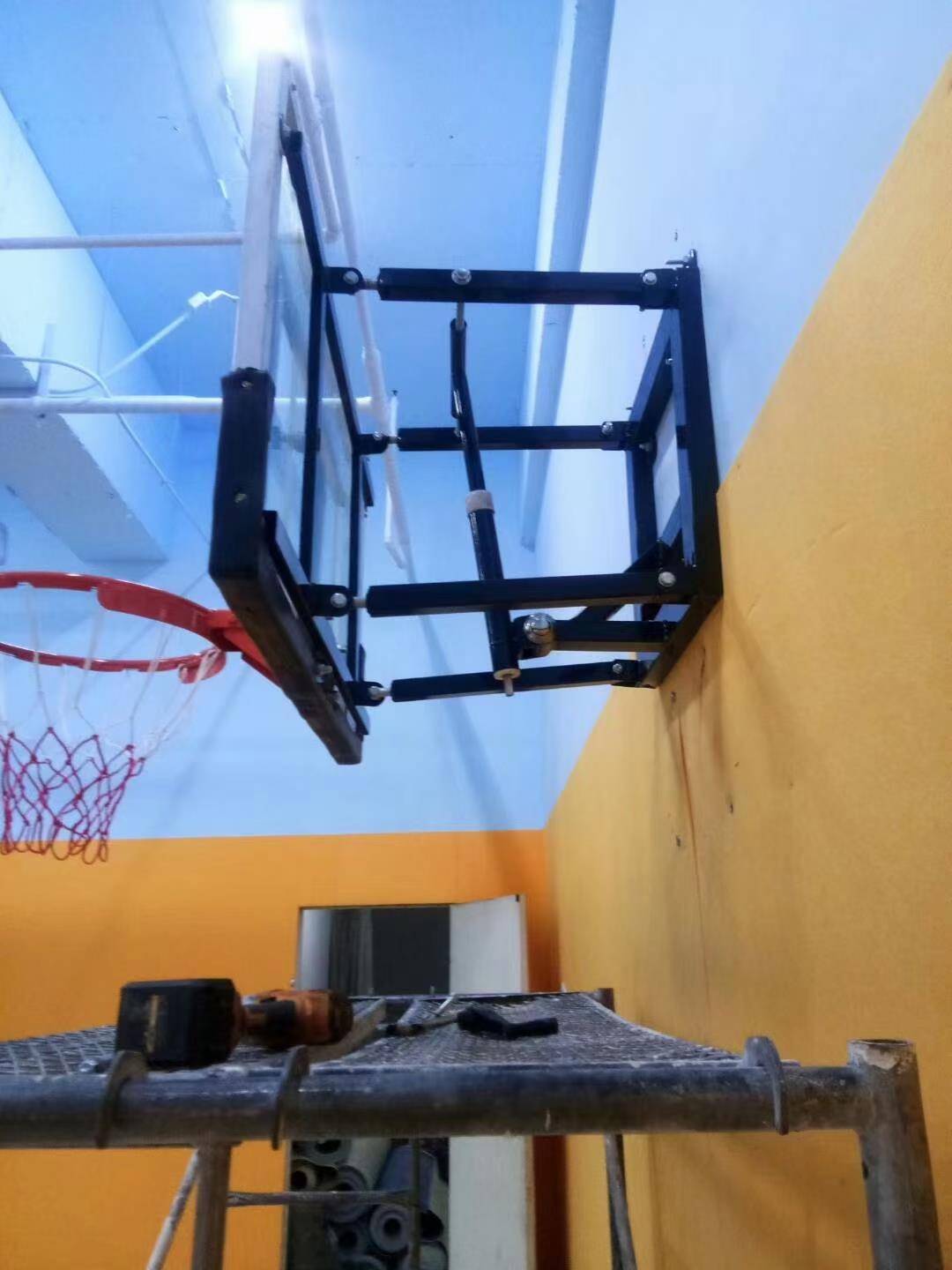 Wall -mounted lifting balls