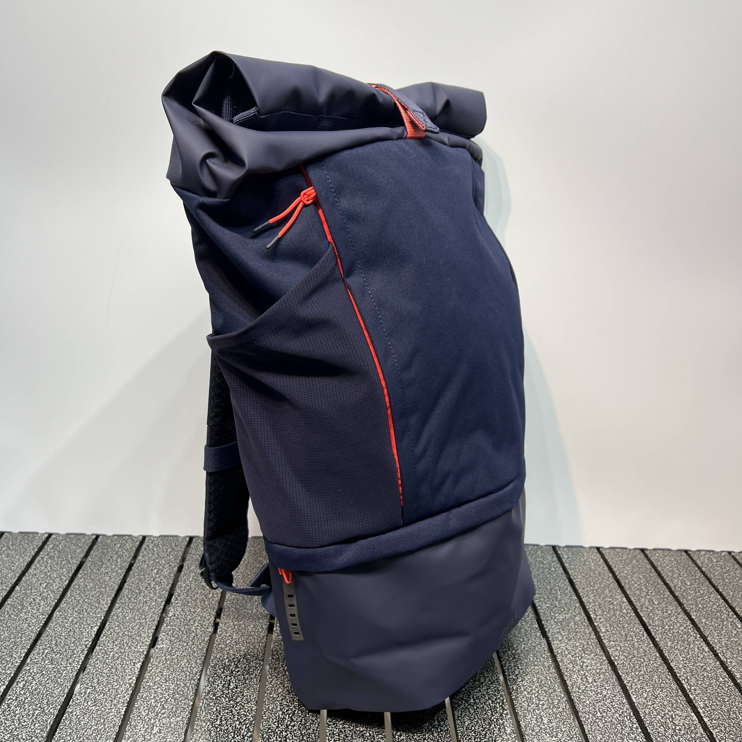 Outdoor new 35 -liter team sports backpack football basketball bag rolled outbound backpack