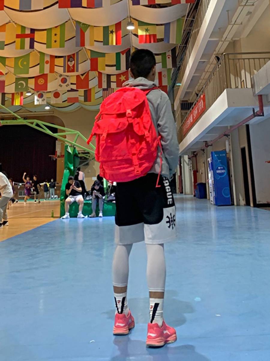 Bath Limited Limited Light -Year Basket Basketball Basket Red Student School Bag Large -capacity Travel Back Sports Package