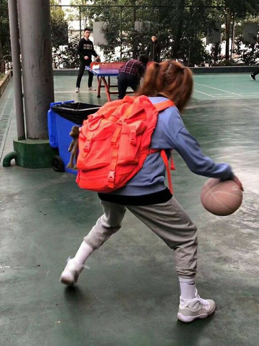 Bath Limited Limited Light -Year Basket Basketball Basket Red Student School Bag Large -capacity Travel Back Sports Package