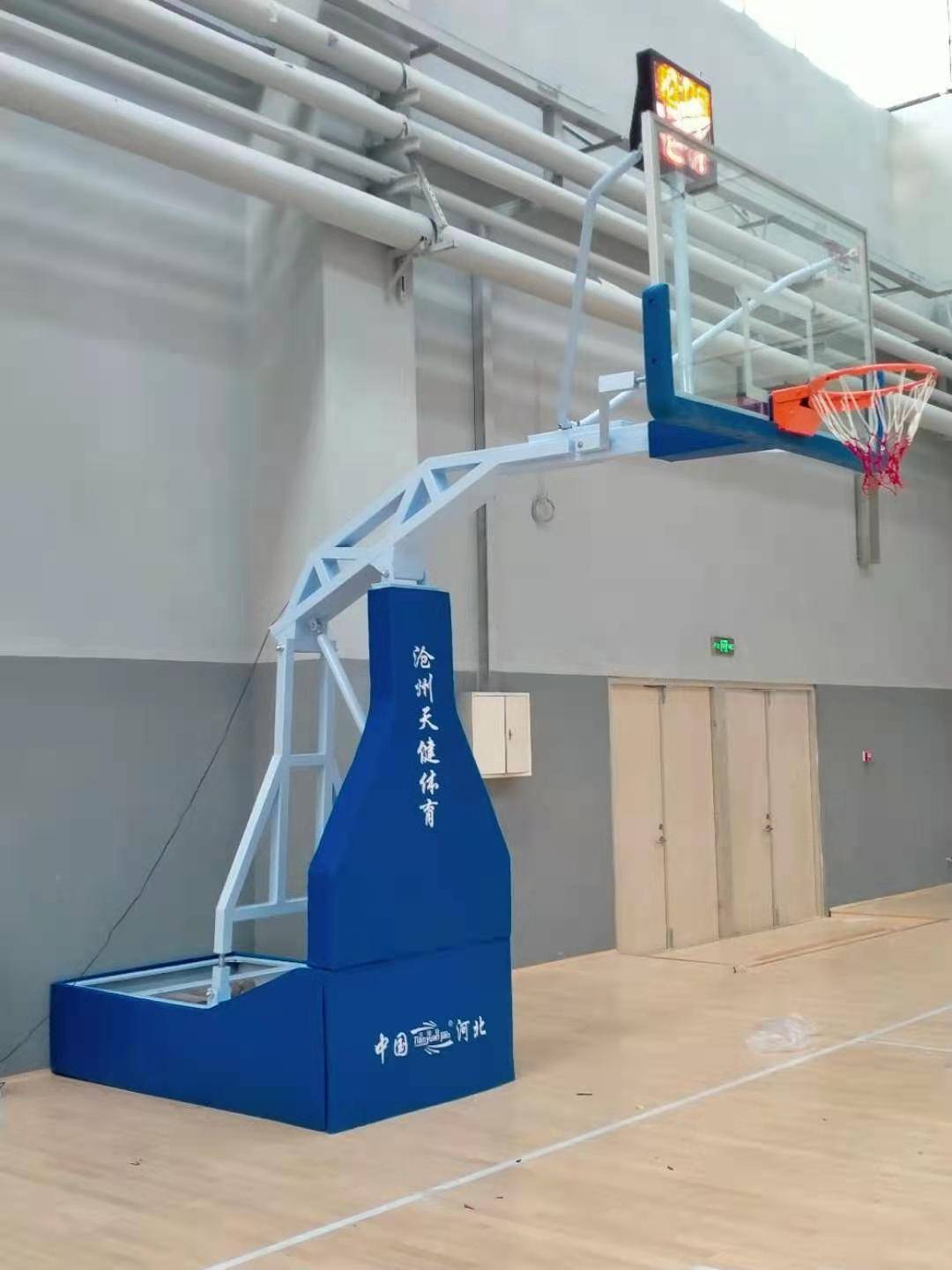 Manual hydraulic basketball rack