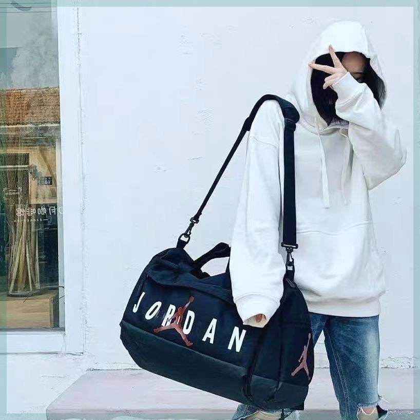 Cross -body wet and wet separation Practice travel bag Large -capacity men's and women's sports fitness bags American -style football basketball bag