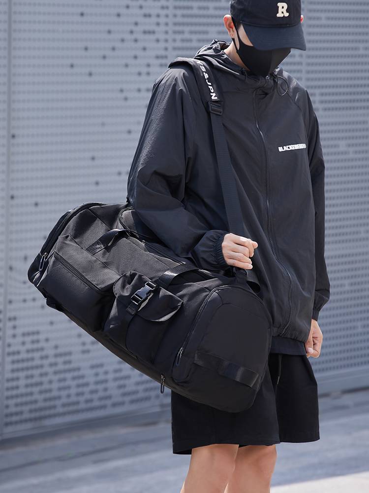 Trained a dry and wet male to separate a large-capacity basketball bag with two shoulders