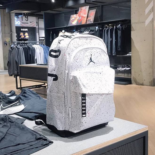 The new Jordan schoolbag is covered with a stars, a starbar shoulder bag AJ sports bag men's and female middle school students large capacity basketball bag travel bag